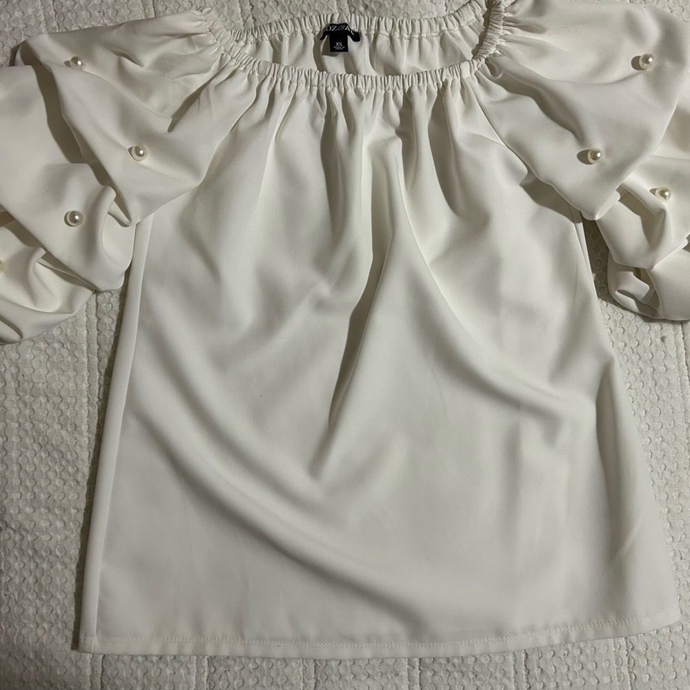 Roz & Ali White Blouse with Pearl Accents